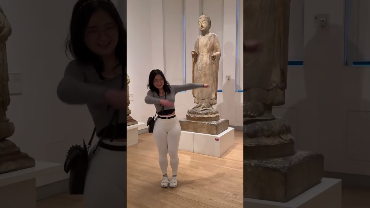 Big booty korean gf goes to the museum 👉🏻👈🏻💗