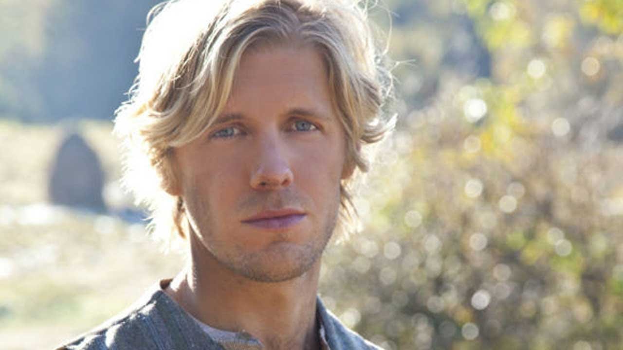 HATFIELDS & MCCOYS Star Matt Barr on Kevin Costner! - STUDIO SECRETS