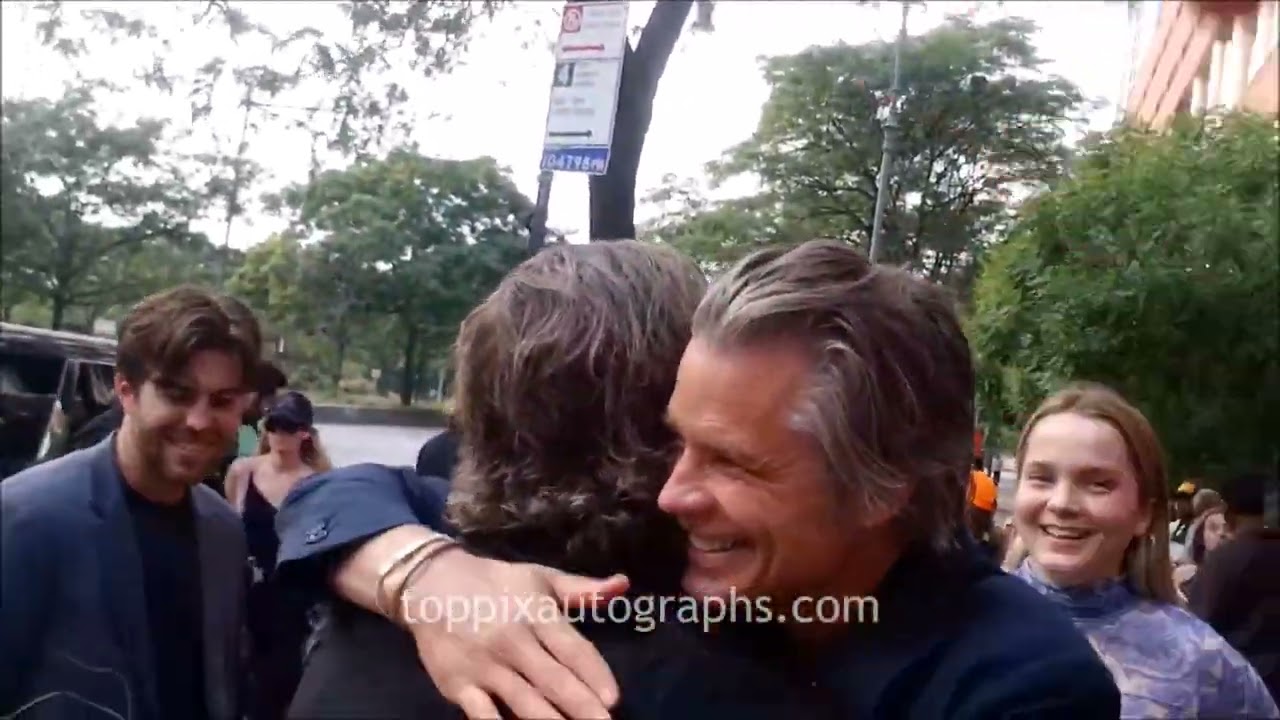 Timothy Olyphant signs autographs for TopPix