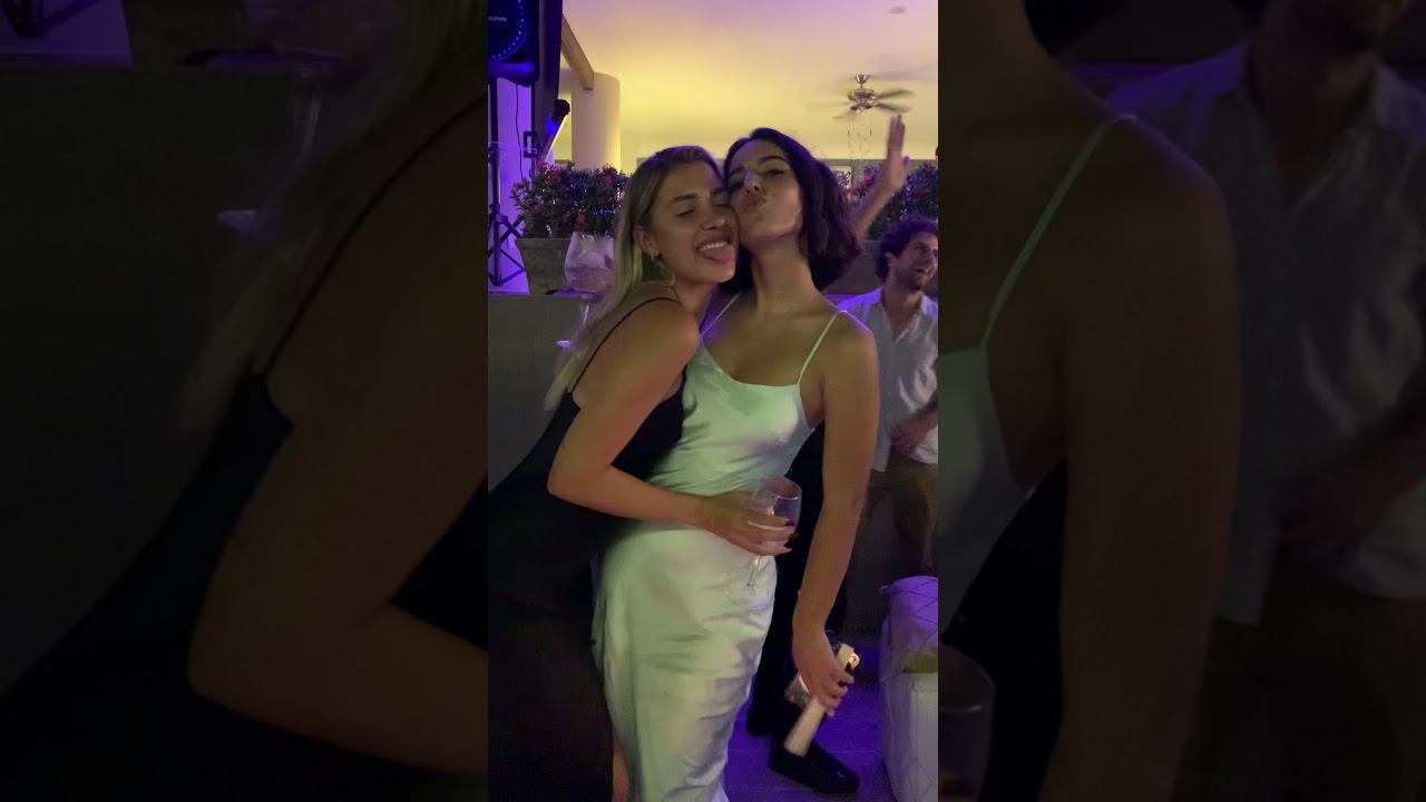 Michelle Salas y su hermana Camila Valero en el festejo 70 de su abuela Sylvia Pasquel.